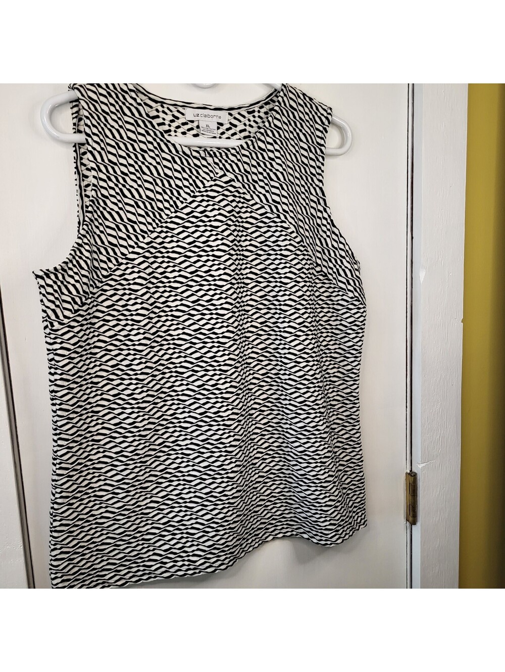 Liz Claiborne textured tank top black and white geometric chevron pattern XL